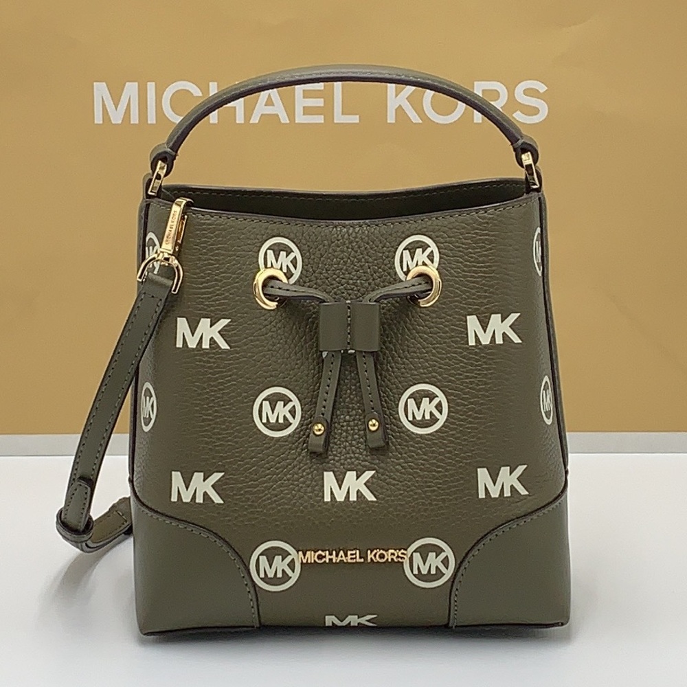 MICHAEL KORS
Mercer Small Logo Embossed Leather Bucket Bag
COLOR OLIVE - Picture 9 of 14